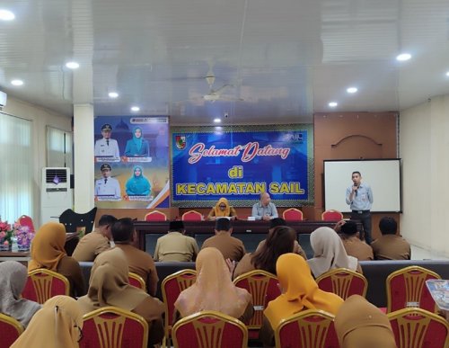Camat Sail, Media Nova membuka kegiatan sosialisasi produk BRK Syariah yang digelar Unit BRK Syariah Pekanbaru Jalan Riau di Aula Kantor Camat Sail, Senin (6/7/2026).
