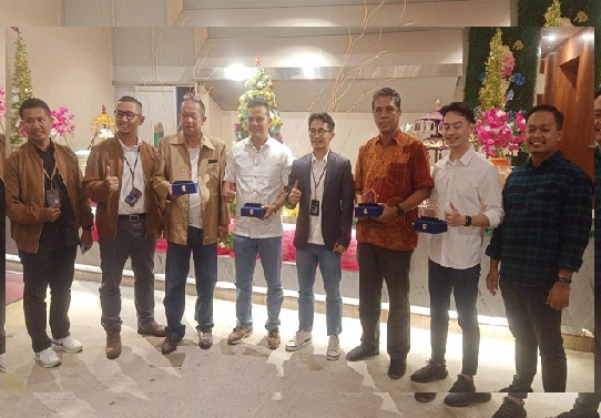 Foto bersama setelah meraih penghargaan sebagai salah satu developer properti terbaik Pekanbaru tahun 2024 oleh salah satu Bank BUMN Indonesia. 