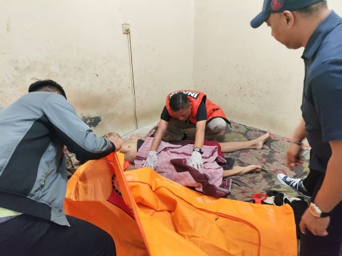 Proses evakuasi jenazah.