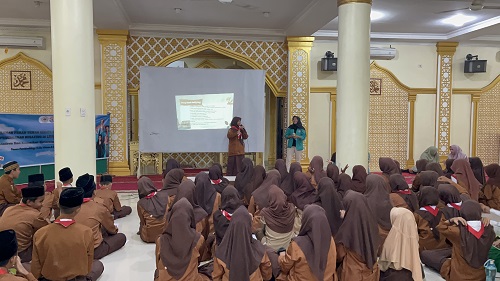 Mahasiswa Ilmu Komunikasi Universitas Hang Tuah Pekanbaru menggelar penyuluhan anti-bullying di SMP IT Al-Hafit Tenayan Raya.(foto: sri/halloriau.com)