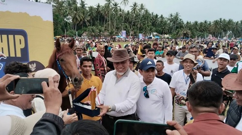 Gubernur Sumbar, Mahyeldi saat membuka event pacu kuda di Padang Pariaman.(foto: antaranews.com)