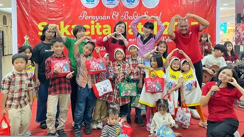 Perayaan natal PSMTI Riau bersama anak-anak di Mal Pekanbaru.(foto: tribunpekanbaru.com)
