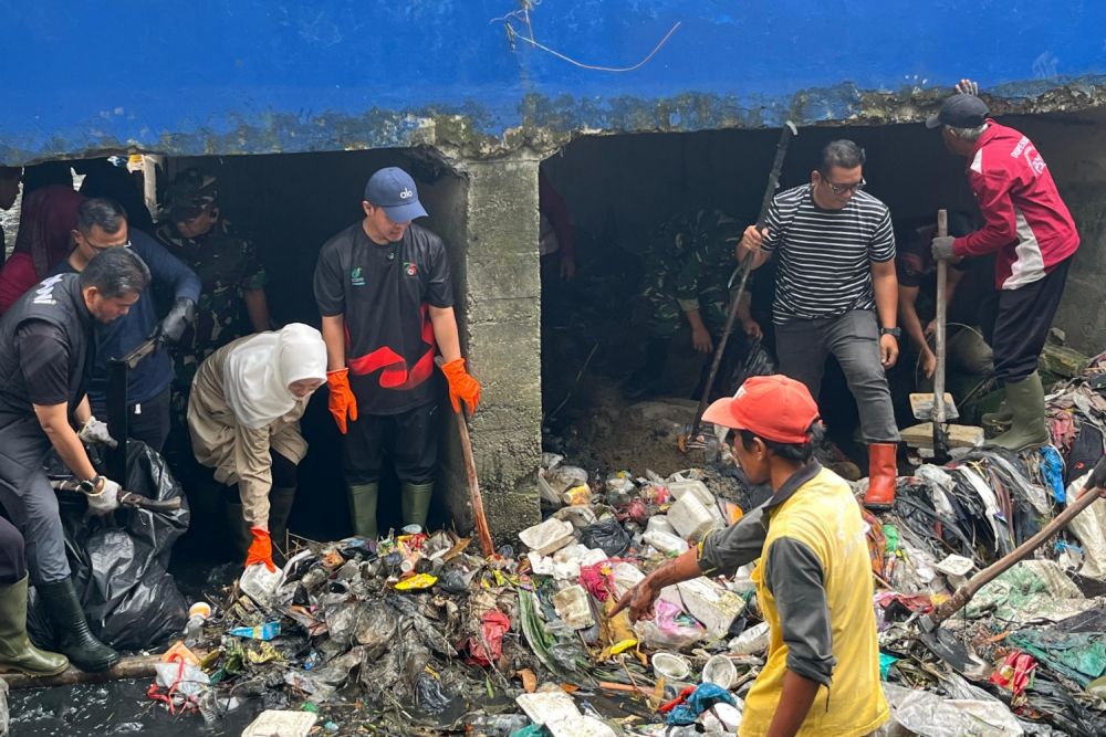 Walikota Pekanbaru, Agung Nugroho pimpin gotong royong bersihkan gorong-gorong di Jalan Samratulangi.(foto: mcr)