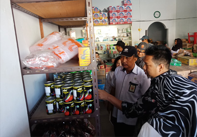 Tim gabungan melakukan Sidak ikan kaleng mengandung cacing di Dumai Rabu (28/3/2018) kemarin.
