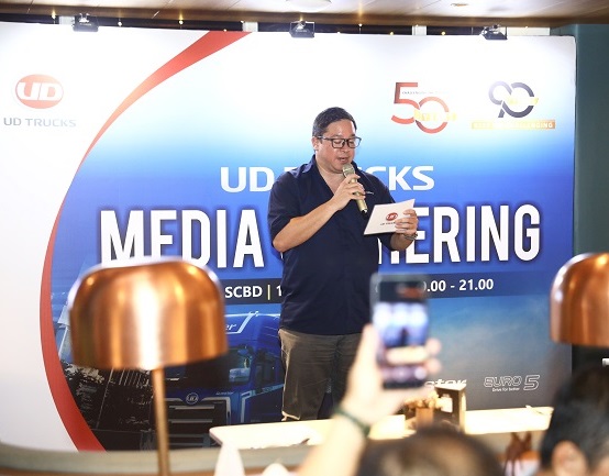 Johan Kleinsteuber, Presiden Direktur UD Trucks Indonesia menyampaikan komitmen perusahaan dalam Media Gathering 2025