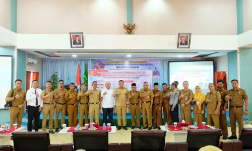 Bupati Meranti, H M Adil melakukan MoU PPID Meranti.(foto: istimewa)