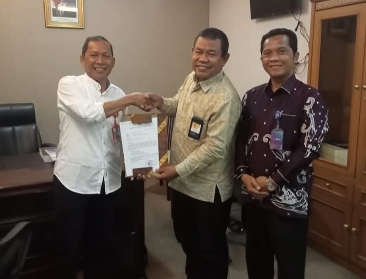 Kadis Budpar Kuansing, Azhar (baju putih ) menyerahkan dokumen usulan KSPN kepada Asisten deputi Kementerian Pariwisata, Bambang (foto/ultra)
