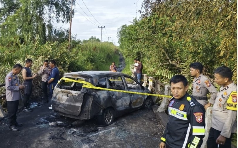 Mobil hangus terbakar di atas Jembatan Parit 22, Jalan Terusan Mas, Kecamatan Tembilahan (foto/rri)