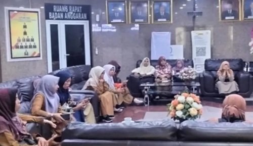 Enam bulan tanpa honor, guru bantu Kampar datangi DPRD tagih kepastian hak (foto/riaupos)