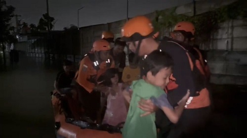 Tim Basarnas Pekanbaru evakuasi warga dari kepungan banjir.(foto: mcr)