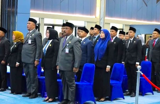 Wawako Markarius Anwar, resmi melantik 22 pejabat eselon III dan IV di lingkungan Pemko Pekanbaru (foto/Tata)