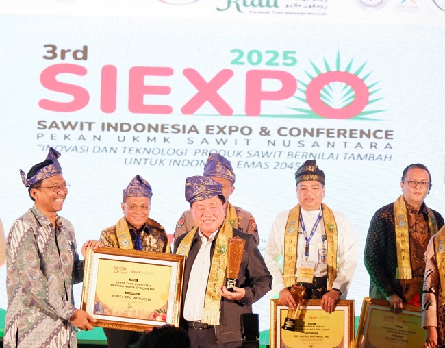 Tampak dalam gambar, Bagus Rachman, Deputy Bidang Usaha Menengah, Kementerian Usaha Mikro, Kecil dan Memengah (UMKM), tengah menyerahkan piagam penghargaan kepada Komisaris Utama ICDX Fenny Widjaja.