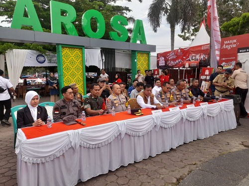 Bupati Kuantan Singingi, Suhardiman Amby, saat meninjau persiapan akhir FPJ 2025. (Foto: Ultra Sandi)