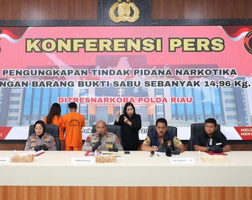 Polda Riau menggelar konferensi pers pengungkapan 14,96 sabu di Kabupaten Siak.