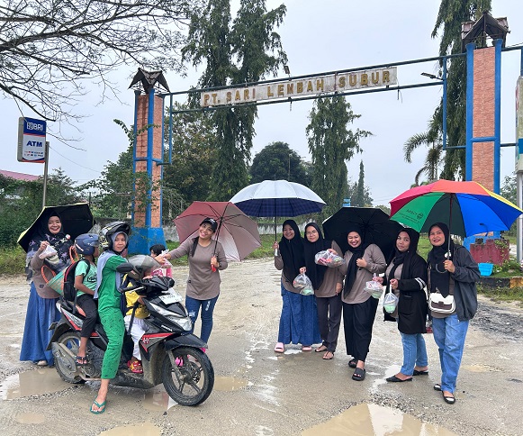 Periska PT SLS menggelar kegiatan bagi-bagi takjil bagi masyarakat. (Foto: Andy Indrayanto)