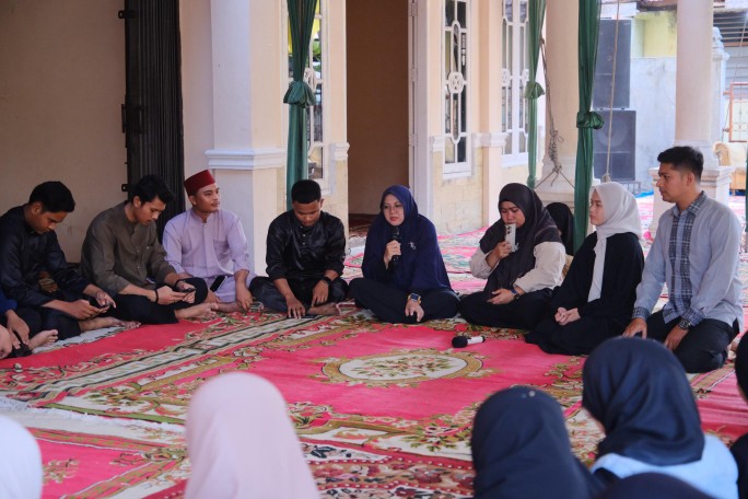 Bupati Siak bersama dengan mahasiswa asal Siak berbuka puasa bersama (foto/diana)