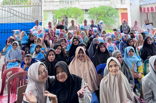 HUT ke-24 Demokrat berbagi sembako di Kecamatan Tampan dan Bina Widya Pekanbaru.(foto: mimi/halloriau.com)