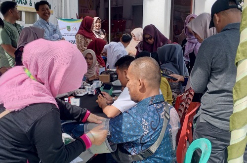 Antusias masyarakat saat pemeriksaan kesehatan gratis di Bangko.(foto: afrizal/halloriau.com)