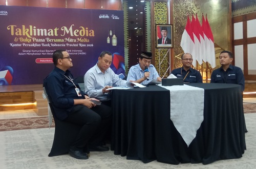 Kepala KPw BI Riau, Panji Achmad dan para Deputi BI Riau dalam kegiatan Taklimat Media BI Riau 2026.(foto: barkah/halloriau.com)