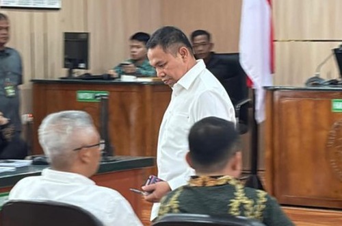 Terdakwa korupsi Abdul Wahid jalani sidang perdana di PN Pekanbaru.(foto: int)