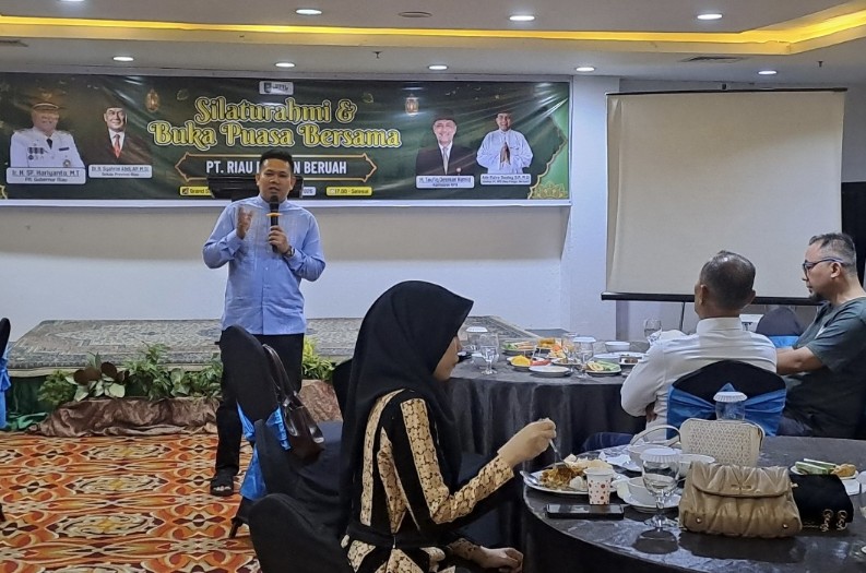 Direktur PT Riau Pangan Bertuah (RPB), Ade Putra Daulay saat acara buka bersama (foto/riki)