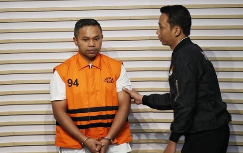 Gubernur Riau nonaktif, Abdul Wahid mengenakan rompi orange saat ditahan KPK usai terjaring OTT Dinas PUPR Riau.(foto: int)