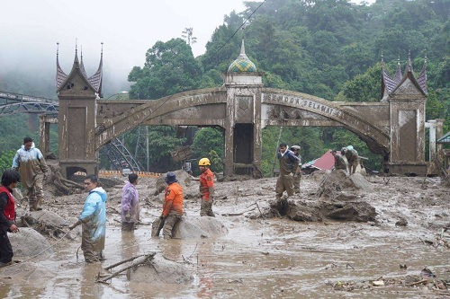 Jembatan kembar di Silaing, Padang Panjang, Sumbar tertimbun longsor pasca banjir bandang.(foto: int)