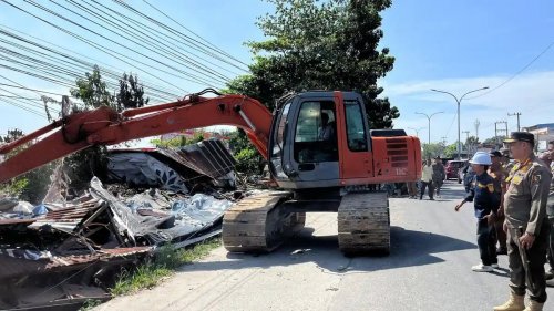 Satpol PP Kota Pekanbaru mengerahkan satu unit alat berat membongkar lapak liar di Jalan HR Soebrantas (foto/int)