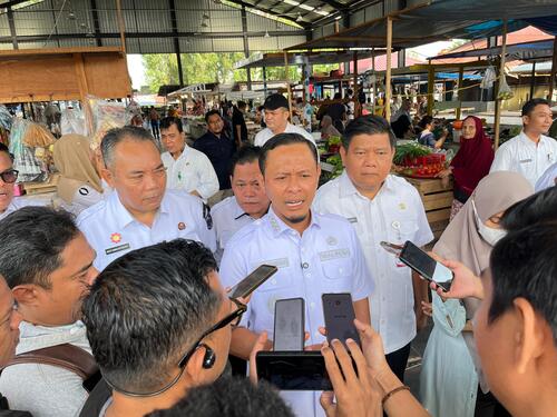 Walikota Pekanbaru, Agung Nugroho ketika diwawancara di Pasar Palapa Pekanbaru, Rabu (10/9/2025).