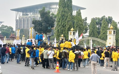 Ratusan massa mahasiswa datangi Kantor Gubernur Riau terkait kabut asap.(foto: risnaldi/halloriau.com)