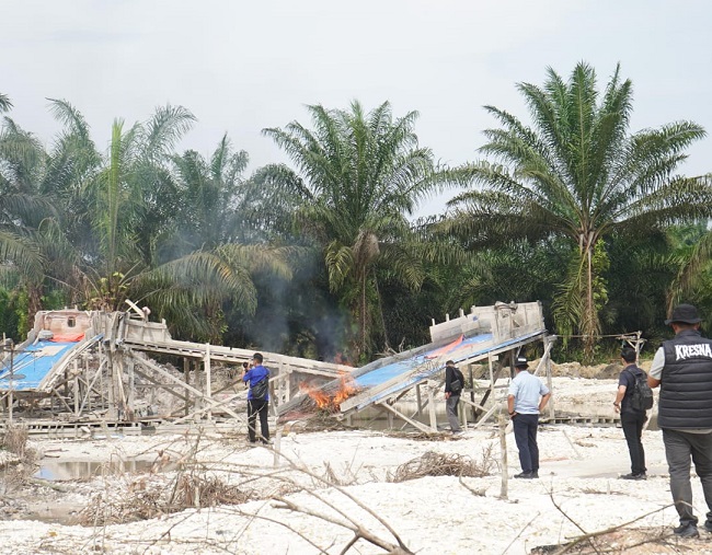 Empat unit rakit Penambangan Emas Tanpa Izin dimusnahkan Satgas penertiban yang dipimpin langsung oleh Wakapolda Riau, Brigjen Jossy Kusumo, dalam operasi gabungan di Kuansing, Kamis (31/7/2025).