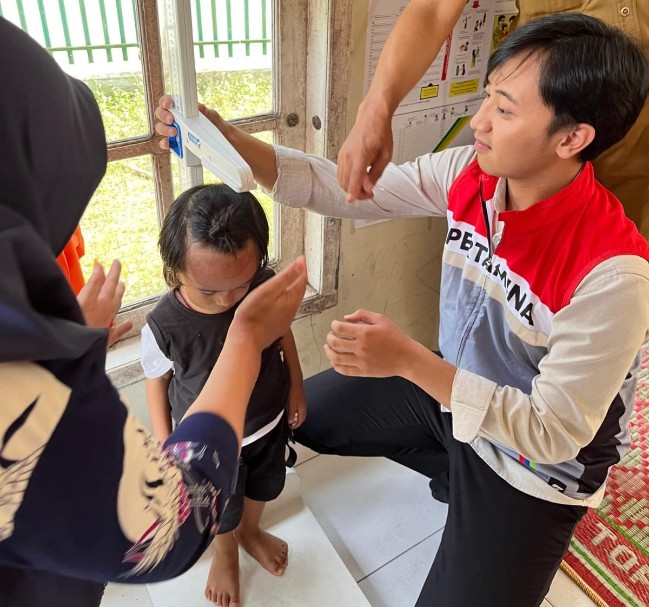 Tim CID PT Pertamina Hulu Rokan (PHR) saat melakukan monitoring Program PHR Peduli Stunting di salah satu Posyandu binaan di Zona Rokan.
