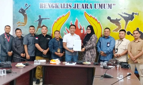 Kunjungan KPU dan Bawaslu ke KONI Bengkalis.(foto: zulkarnaen/halloriau.com)