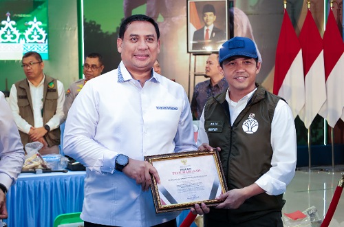 Dirreskrimum Polda Riau, Kombes Pol Muhammad Hasyim Risahondua terima penghargaan dari Menhut.(foto: barkah/halloriau.com)