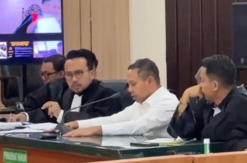 Terdakwa kasus dugaan korupsi, Gubernur Riau nonaktif Abdul Wahid saat menjalani sidang di PN Pekanbaru.(foto: tribunpekanbaru.com)