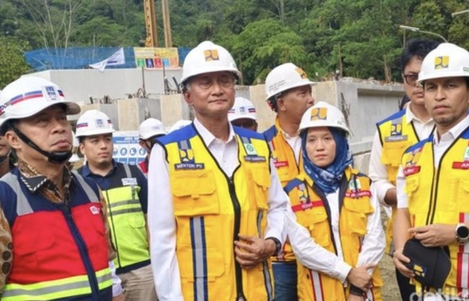 Menteri PU, Doddy Hanggodo meninjau langsung lokasi pembangunan Flyover Sitinjau Lauik (foto/detik)