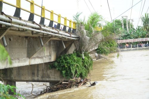 Jembatan Rokan Kiri, Rohul dihantam banjir.(foto: int)