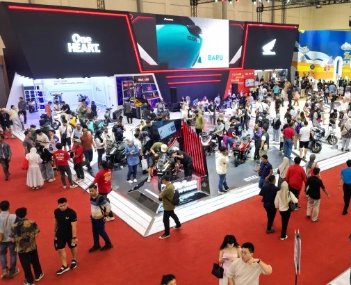 Pasar motor Indonesia masih raksasa, namun tantangan 2026 justru datang dari kredit, pajak daerah, dan runtuhnya minat motor listrik. 