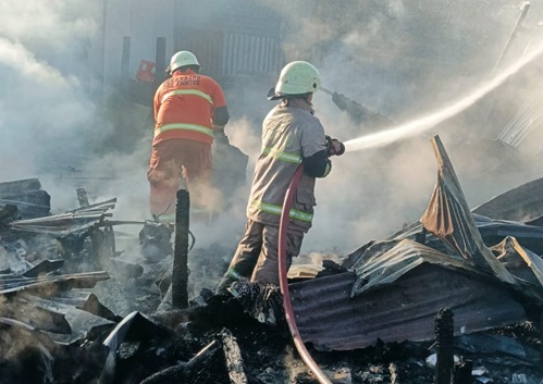 Petugas gerak cepat padamkan api, tujuh kios di Jalan SM Amin Pekanbaru ludes terbakar (foto/ist)