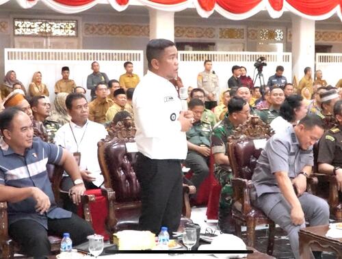 Bupati Pelalawan, Zukri Misran mempresentasikan potensi pertanian Pulau Mendol kepada Mentan Andi Amran Sulaiman. (Foto: Andy Indrayanto)