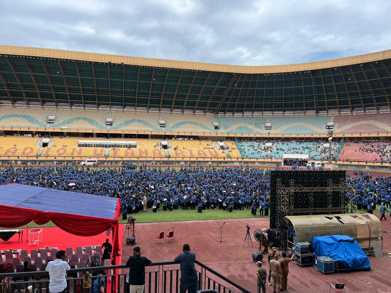 Penyerahan SK PPPK Tahap I dan II dilakukan ssrentak di Stadion Utama Riau (foto/yuni)