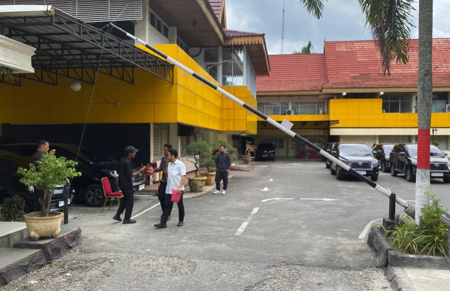 Dikawal polisi bersenjata lengkap, Disdik Riau digeledah KPK (foto/Yuni)