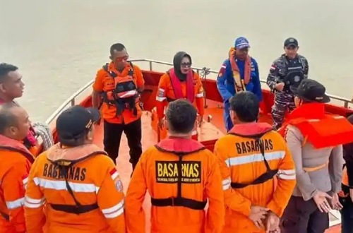 Tim SAR masih mencari ABK kapal karam di perairan Meranti.(foto: int)