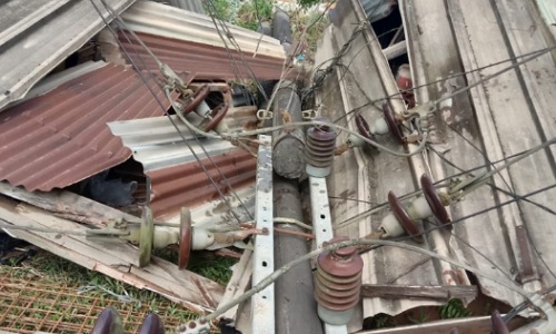 Tiang listrik Tuah Sekata ambruk ditabrak truk kayu balak.(foto: andi/halloriau.com)