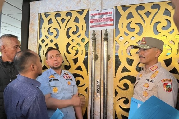 Pemko Pekanbaru resmi segel New Paragon yang diduga jadi lokasi pesta waria (foto/Tata)