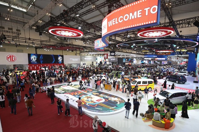 Pengunjung memadati ruang pamer kendaraan saat berlangsungnya acara Gaikindo Indonesia International Auto Show (GIIAS) 2025 di Indonesia Convention Exhibition (ICE) BSD, Serpong, Kabupaten Tangerang, Banten, Sabtu (2/8/2025).