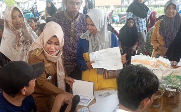 Warga bangko terima bantuan beras dan minyak goreng.(foto: afrizal/halloriau.com)