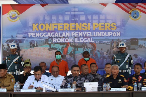 Pangkoarmada I Laksamana Muda TNI Fauzi memimpin Konferensi pengungkapan rokok ilegal sebanyak 5.120 dus, Senin (30/6/2025) di Mako Lanal Dumai. (Foto: Bambang)