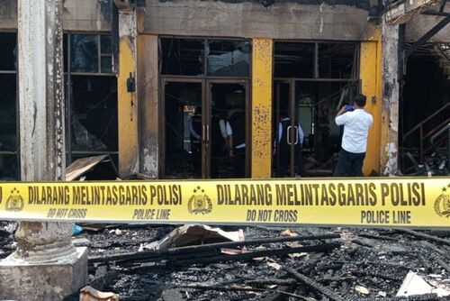Pasca kebakaran yang terjadi di Kantor Dinas Tenaga Kerja dan Transmigrasi (Disnakertrans) Riau Senin dini hari lalu. (Foto: Media Center Riau)