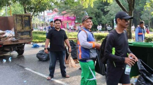 Ratusan petugas bersihkan sampah usai Riau Bhayangkara Run 2026 (foto/ist)